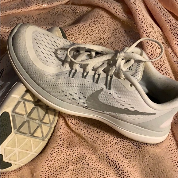 White Nike Women’s Tennies! Size 7.5 - Picture 4 of 5